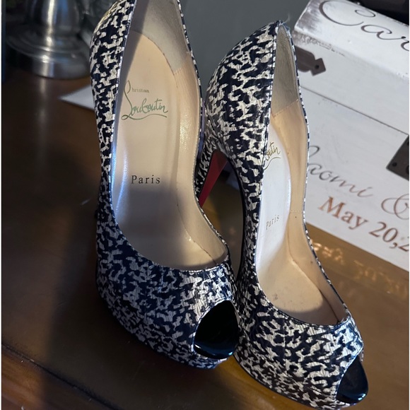 I got these for Christmas but I broke my ankle twice I can not wear them - Picture 2 of 2